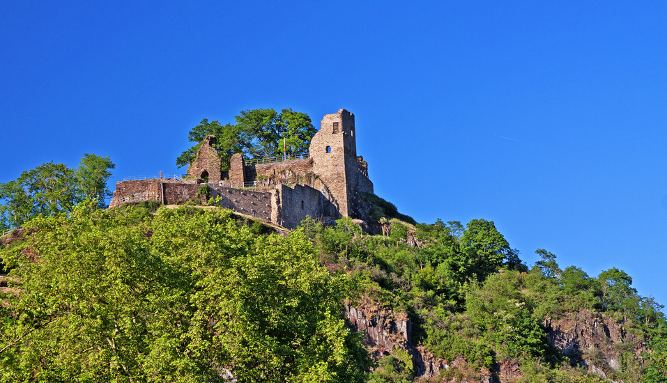 Herzlich willkommen im schönen Ahrtal, wo hoch oben die Burg Are thront.