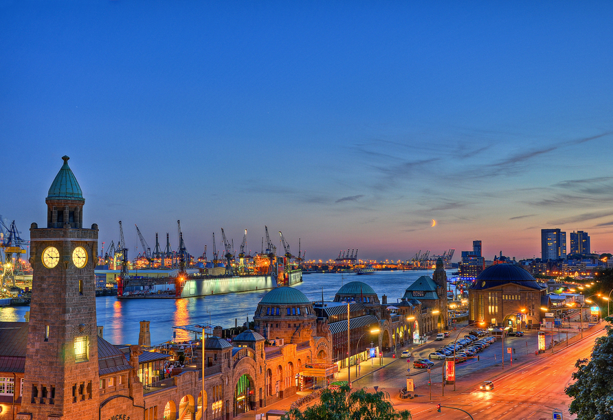 Die Landungsbrücken am Hafen erleuchten bei Nacht.