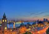 Die Landungsbrücken am Hafen erleuchten bei Nacht.