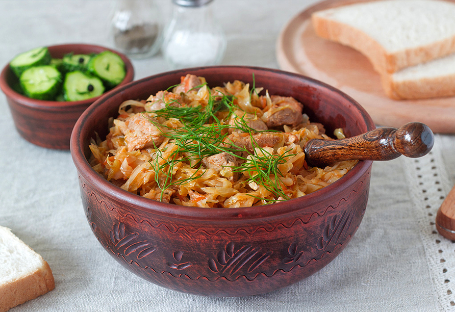 Genießen Sie im Restaurant ein traditionelles polnisches Gericht: Bigos.