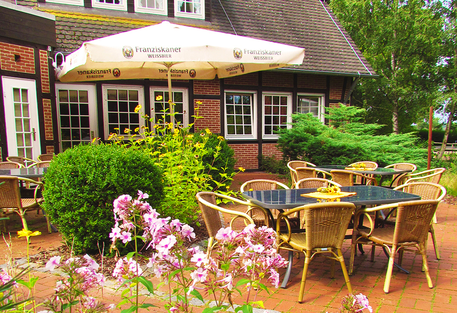 Die Terrasse im CAREA Ferien- & Reitsport-Hotel Brunnenhof lädt zum Verweilen ein.