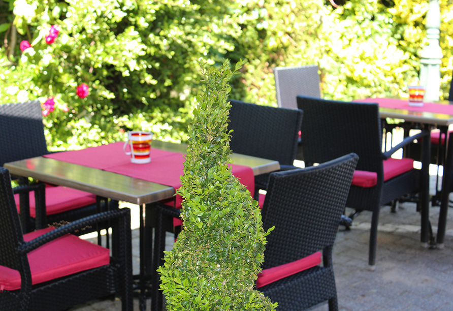 Bei schönem Wetter genießen Sie auf der Terrasse die Sonne.