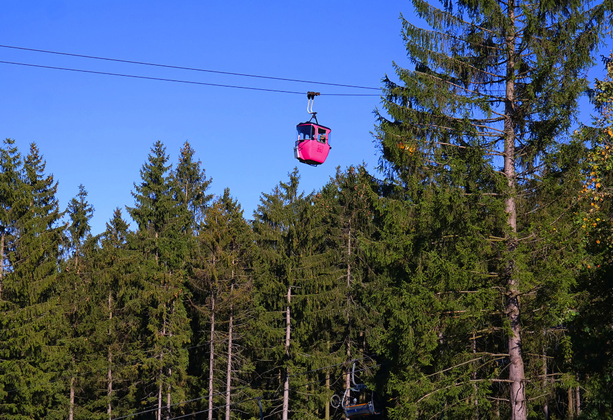 Entspannt und mit tollem Ausblick auf die Region – so sieht eine Fahrt mit der Bocksbergseilbahn aus.