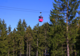 Entspannt und mit tollem Ausblick auf die Region – so sieht eine Fahrt mit der Bocksbergseilbahn aus.