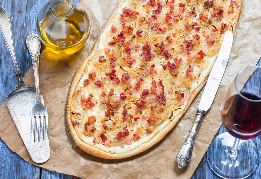 Bei einem Urlaub im Elsass müssen Sie unbedingt einen leckeren Flammkuchen kosten.