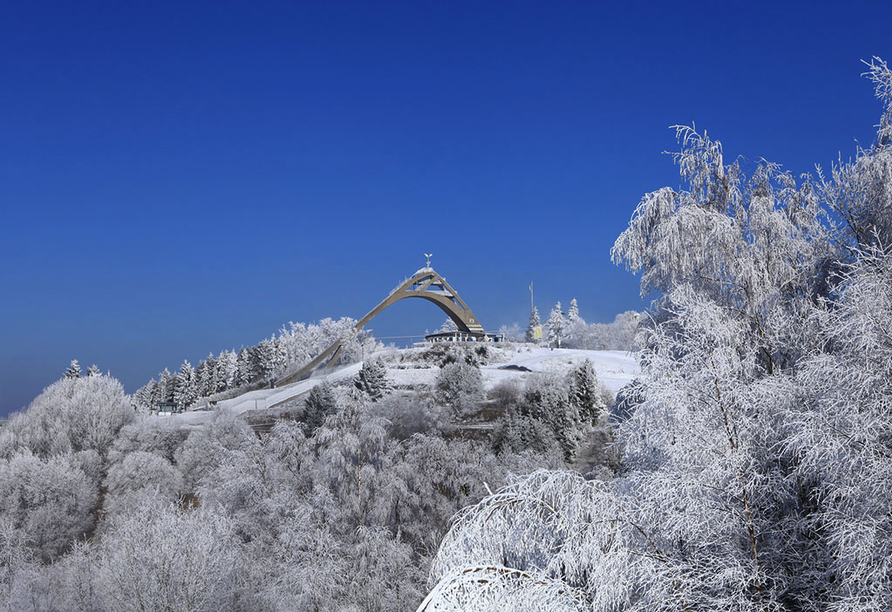 Besuchen Sie im Winter die St. Georg Sprungschanze.