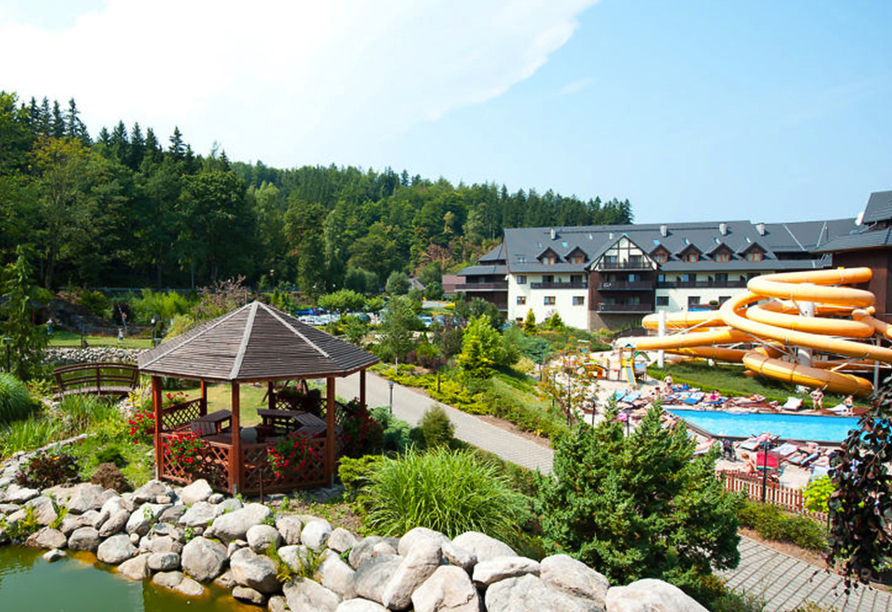 Der Außenbereich des Hotels Sandra Spa Karpacz umfasst auch eine wunderschöne Grünanlage.