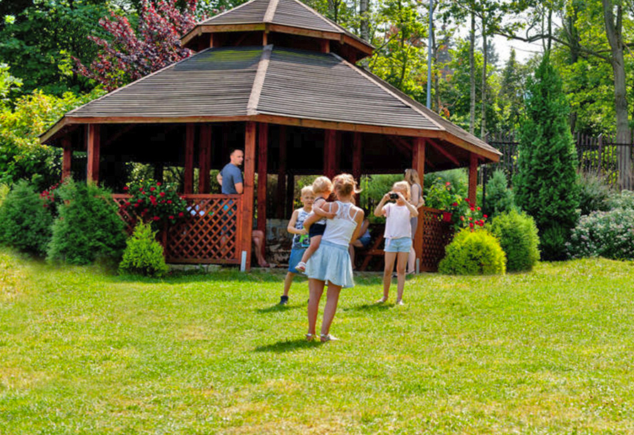 Der Pavillon im Garten des Hotels Sandra Spa Karpacz lädt zum geselligen Beisammensein ein.