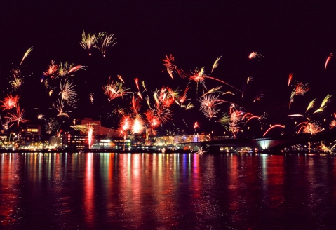 Erleben Sie das Feuerwerk in Bonn vom Schiff aus!