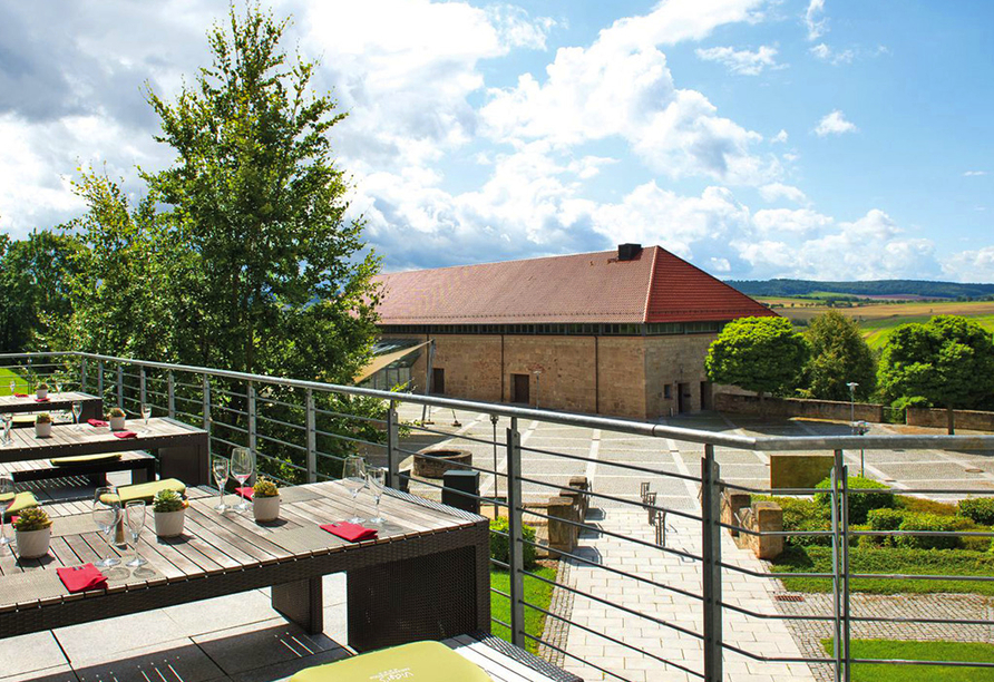 Die Terrasse des Victor's Residenz-Hotel Teistungenburg verspricht einen schönen Fernblick.