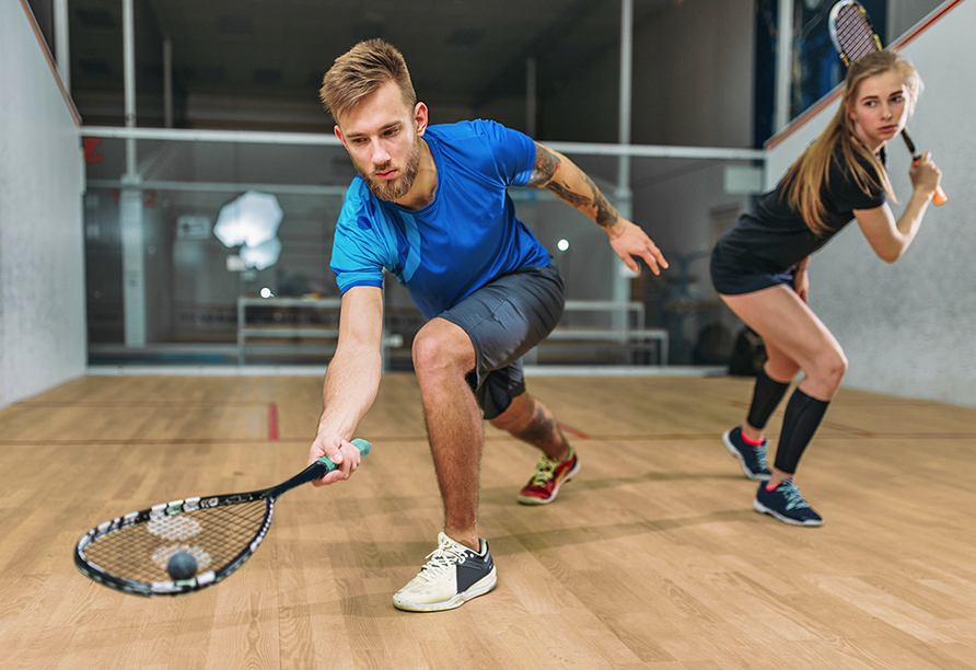 Zahlreiche Freizeitmöglichkeiten wie Squash werden ebenfalls angeboten.