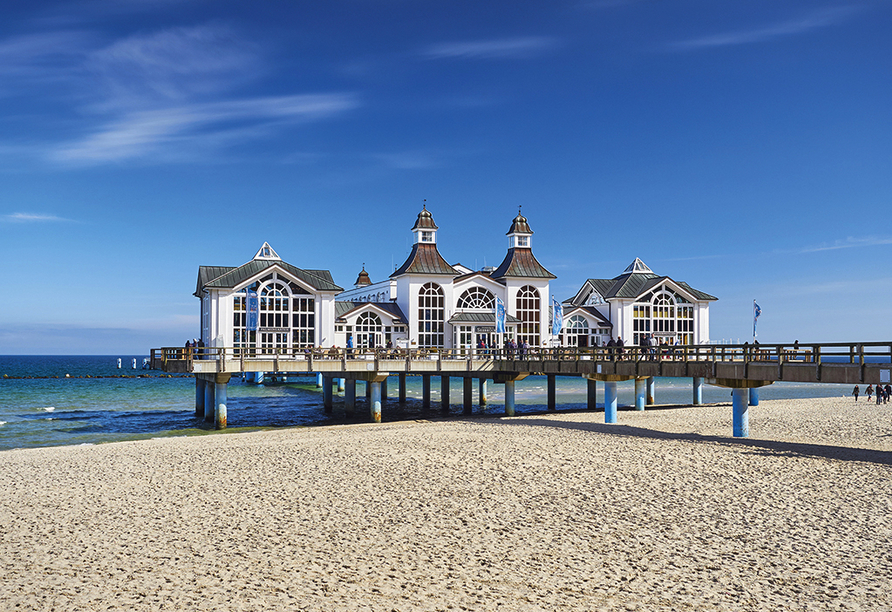 Die 394 Meter lange Seebrücke in Sellin ist das Wahrzeichen der Insel Rügen.