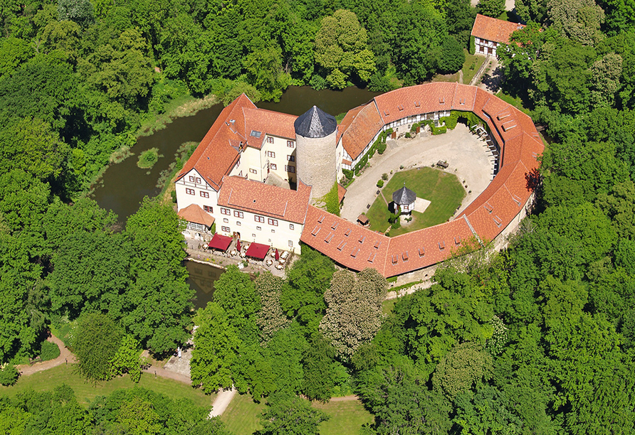 Das Wasserschloss Westerburg befindet sich in schöner Lage, umgeben von einem weitläufigen Garten.