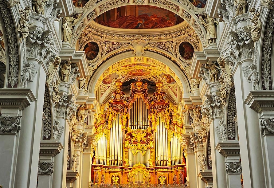 Die beeindruckende Domorgel in Passau müssen Sie gesehen haben.