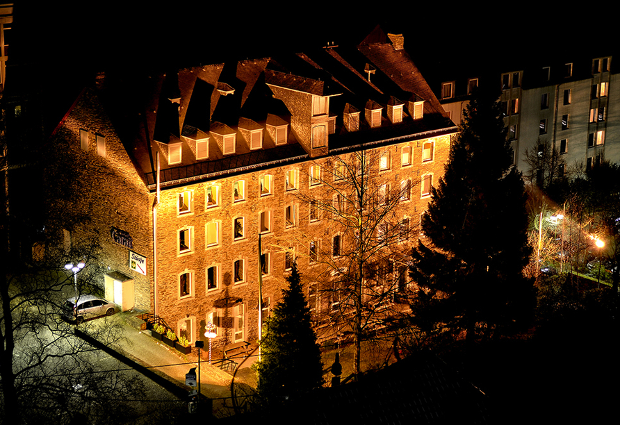 Außenansicht bei Nacht des ACHAT Hotel Monschau