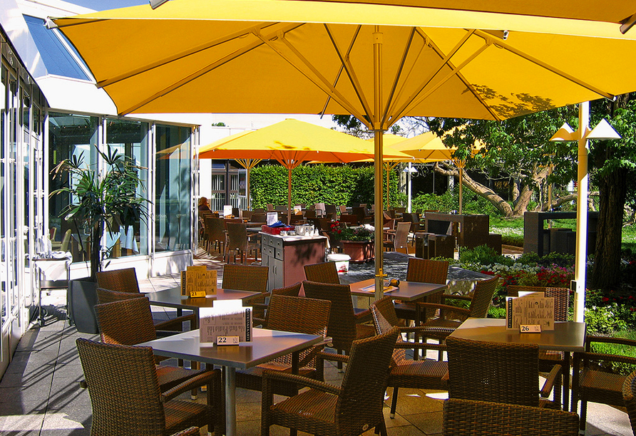 Die gemütliche Terrasse im Seminaris Hotel Lüneburg lädt zum Verweilen ein.