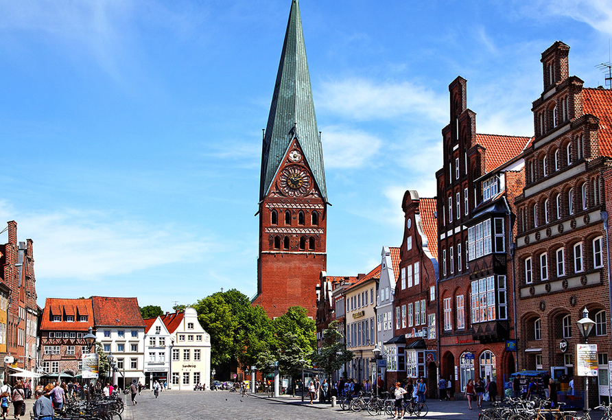 Erkunden Sie die Altstadt mit den prunkvollen Häusern und der Kirche St. Johannis am Sande.