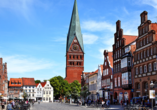 Erkunden Sie die Altstadt mit den prunkvollen Häusern und der Kirche St. Johannis am Sande.