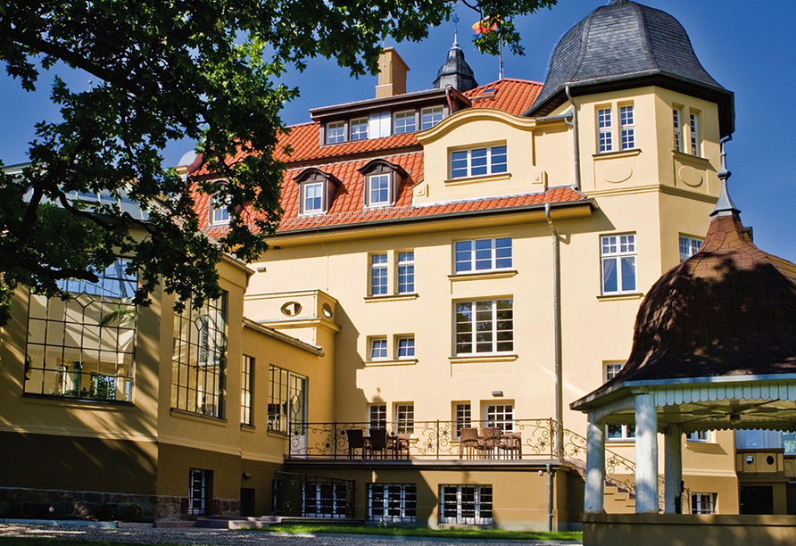 Das Bernsteinschloss Wendorf empfängt Sie in der traumhaften Umgebung des Schweriner Seenlandes.