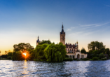 Das Schloss Schwerin begeistert mit seiner traumhaften Lage auf seiner Insel im Schweriner See.