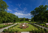 Entspannen Sie im weitläufigen Garten des Bernsteinschlosses Wendorf.