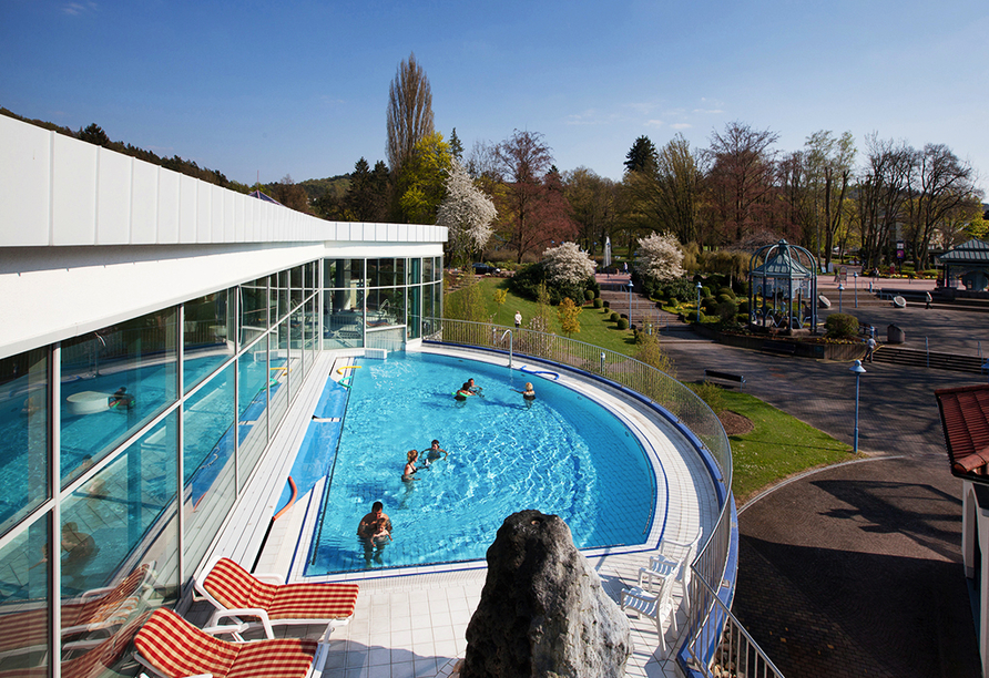 Der Außenpool im Göbel's Hotel AquaVita lädt zum Verweilen ein.