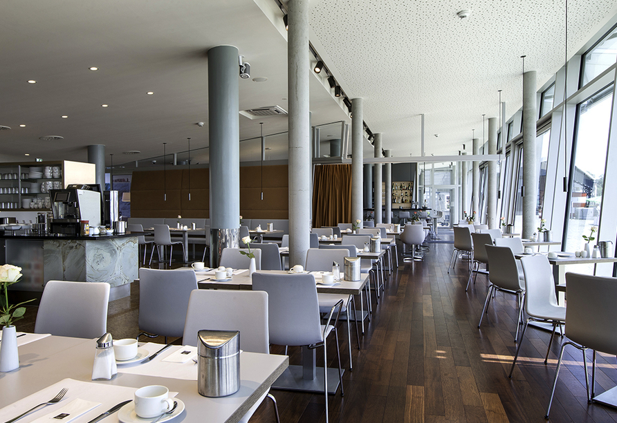 Der Frühstücksraum des Nordsee Hotels Bremerhaven-Fischereihafen bietet Ihnen einen wunderbaren Ausblick auf den Hafen.