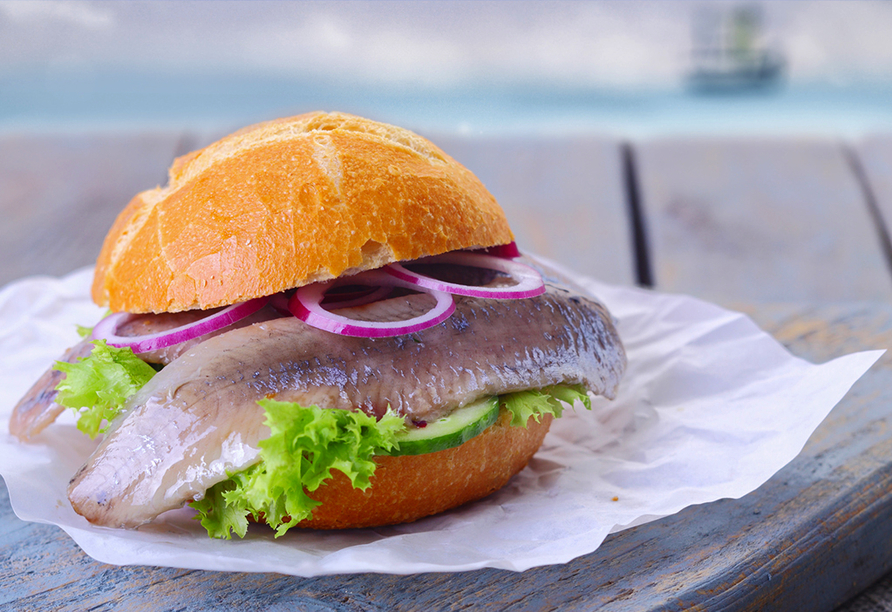 Lassen Sie sich an der frischen Hafenluft hervorragende Fischbrötchen schmecken!