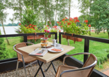 Entspannen Sie im Sommer auf der Terrasse des Hotels mit malerischem Blick auf den See.