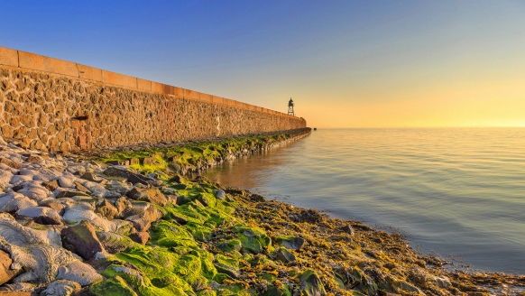 Ein Wellenbrecher, sogenannte Mole, bei Wilhelmshaven.