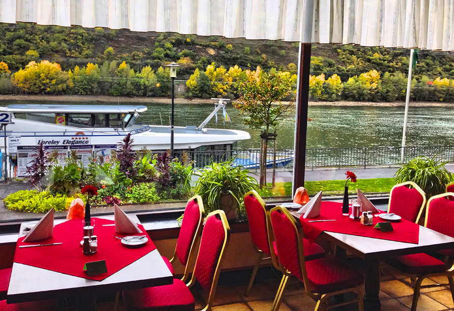 Genießen Sie den wunderschönen Blick auf den Rhein im Restaurant des Hotels Rheinlust.