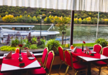 Genießen Sie den wunderschönen Blick auf den Rhein im Restaurant des Hotels Rheinlust.