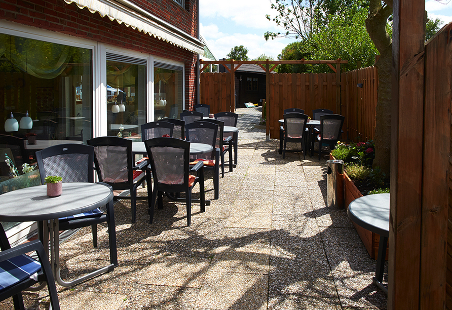 Hotel Zum Wikinger in Neßmersiel an der Nordsee, Terrasse