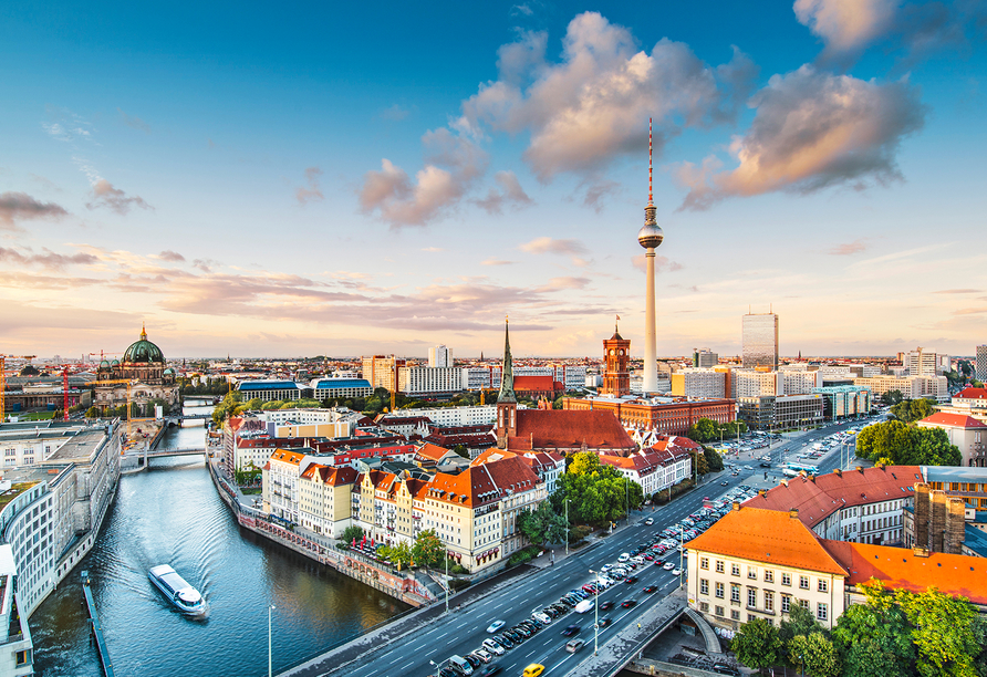 Der Berliner Fernsehturm thront hoch über der Stadt.