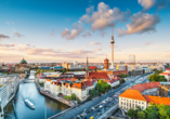 Der Berliner Fernsehturm thront hoch über der Stadt.