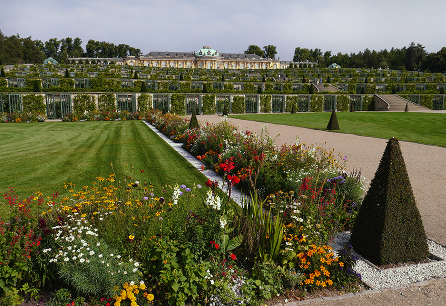 Das Schloss Sanssouci mit Park ist ein schönes Fotomotiv.