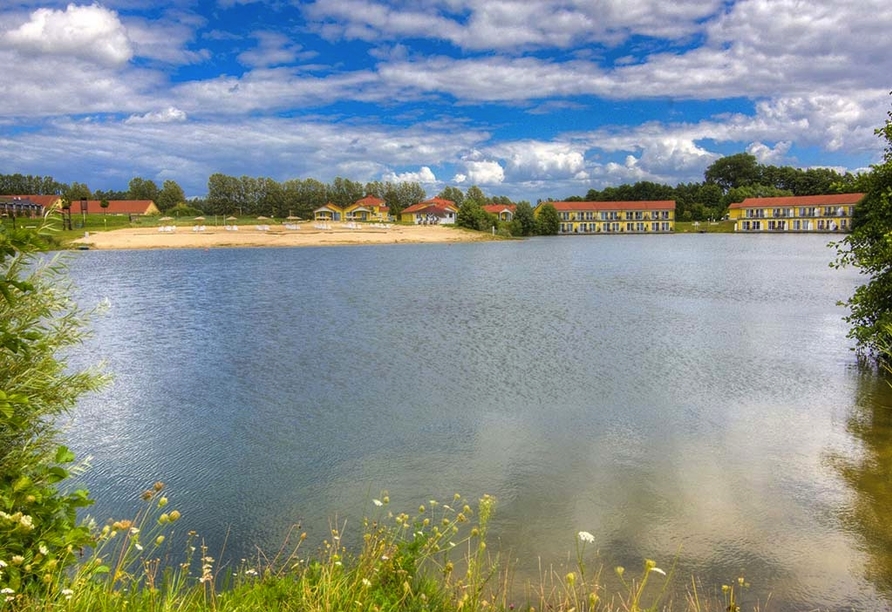 Genießen Sie die Zeit am See mit Blick auf den Strand des Resorts.