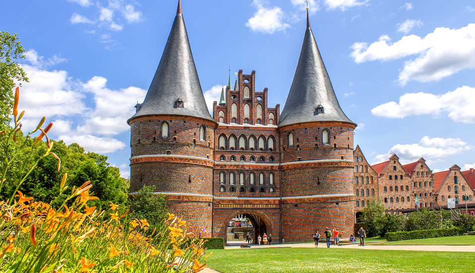 Wie wäre es mit einem Ausflug zum Holstentor in Lübeck?