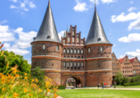 Wie wäre es mit einem Ausflug zum Holstentor in Lübeck?