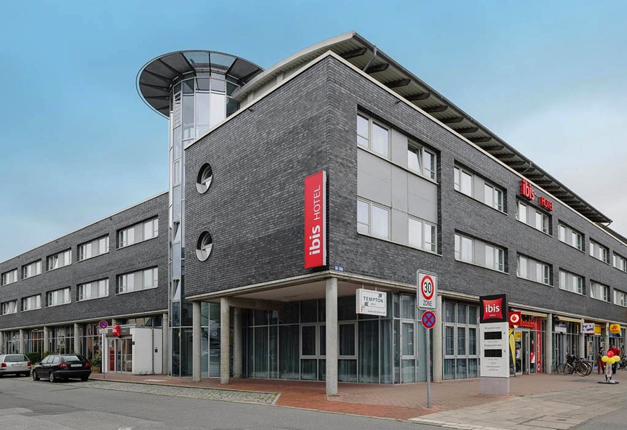 Außenansicht des Ibis Hotels Lübeck City