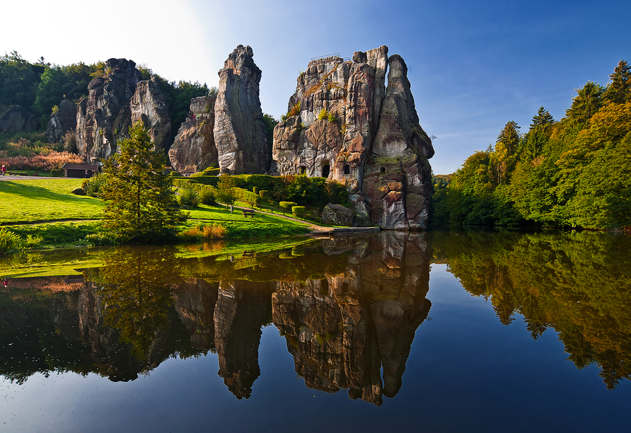 Bestaunen Sie die 40 Meter hohe Sandstein-Felsformation.