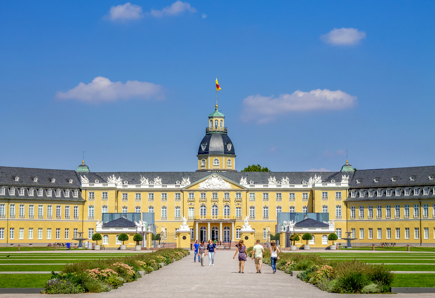 Auch Karlsruhe mit dem prächtigen Schloss lädt zu schönen Stunden ein.