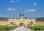 Auch Karlsruhe mit dem prächtigen Schloss lädt zu schönen Stunden ein.