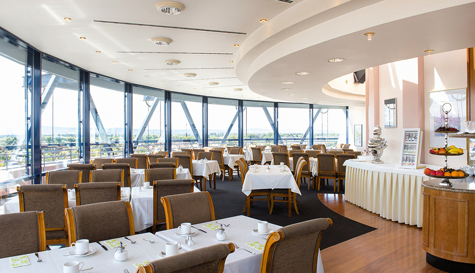 Genießen Sie einen sensationellen Ausblick vom Panorama-Café des Victor's Residenz-Hotel Frankenthal.