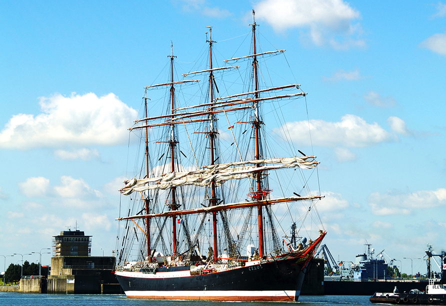 Im Marinestützpunkt Wilhelmshaven können Sie zahlreiche Schiffstypen begutachten.