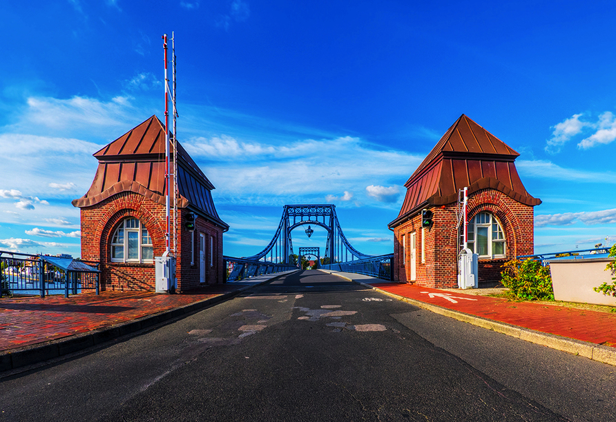 Besuchen Sie die berühmte Kaiser-Wilhelm-Brücke, das Wahrzeichen der Stadt.