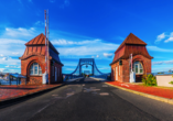 Besuchen Sie die berühmte Kaiser-Wilhelm-Brücke, das Wahrzeichen der Stadt.