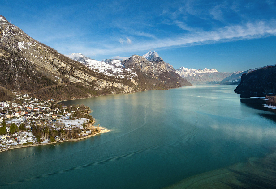 Der Walensee hat fjordähnliche Züge und liegt zwischen der Churfirsten-Kette im Norden und der Kerenzerberg- und Flumserbergregion im Süden.