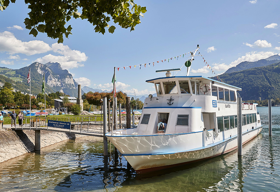 Erkunden Sie den Walensee während einer Bootsfahrt.