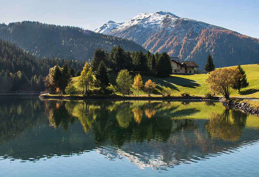 Machen Sie einen Ausflug zum Davoser See und genießen Sie die atemberaubende Umgebung.